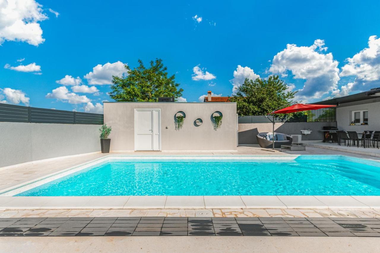 Emanuel Villa *